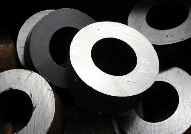 特朗普宣布提高钢铁和铝关税，冒通胀风险承诺更多就业机会