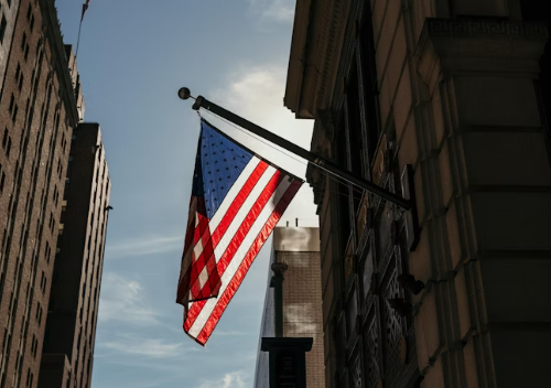 美国嘴上脱钩、手里加码：那份“延长一年豁免”的文件里藏着真实世界