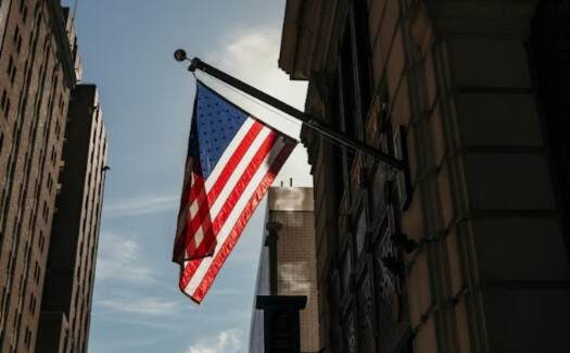 美国嘴上脱钩、手里加码：那份“延长一年豁免”的文件里藏着真实世界