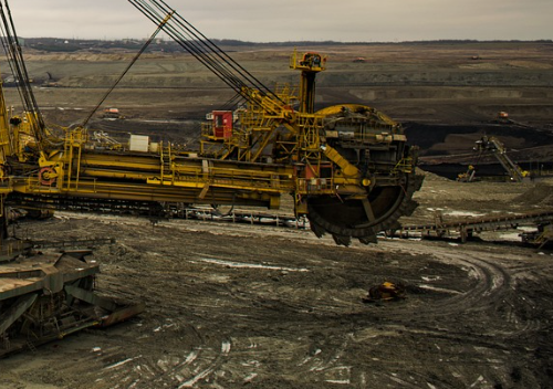 “硫酸疯涨、矿源告急”：钛白粉涨价风暴背后的生死博弈