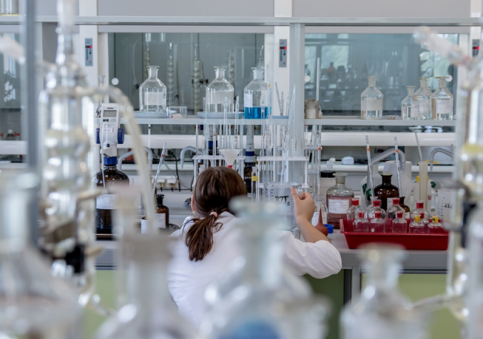 巴斯夫2025年财报里最刺眼的不是利润，是“拆家”和“止血”同时进行